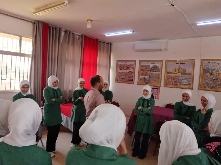 مركز شابات عي يقيم نشاطًا بعنوان مبادرة خضراء بمشاركة طالبات من مدرسة عي الثانوية للبنات