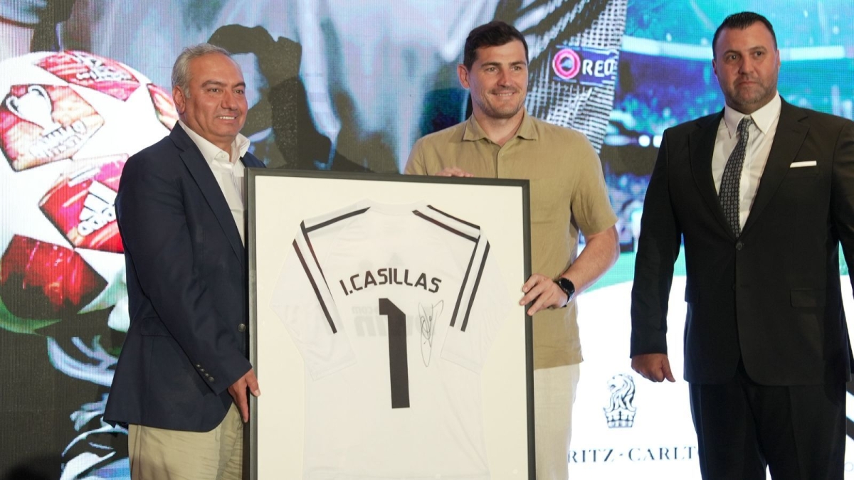 اللاعب الإسباني إيكر كاسياس يكرّم الدكتور فارس البريزات تقديراً لحسن الاستقبال في البترا .