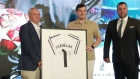 اللاعب الإسباني إيكر كاسياس يكرّم الدكتور فارس البريزات تقديراً لحسن الاستقبال في البترا .