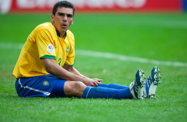 قائد المنتخب البرازيلي السابق يتعرض لحروق