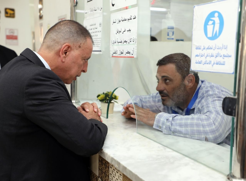 الفراية يقوم بزيارة تفقدية مفاجئة لمكتب أحوال جبل عمان