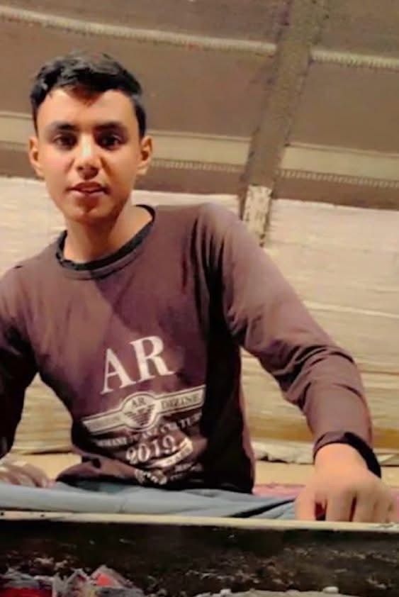 اكثر من ستة عشر يوما تحت الشمس الحارقة في انتظار فلذة كبده .. والد الشاب المفقود هيثم المصبحيين الحويطات مازال يأمل في العثور على ابنه