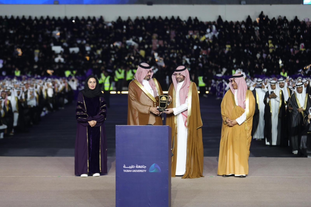 ضمن سلسلة مبادراته المجتمعية لدعم التعليم وتمكين الكفاءات الوطنية: أمير المدينة المنورة يكرّم البنك العربي الوطنيanb
