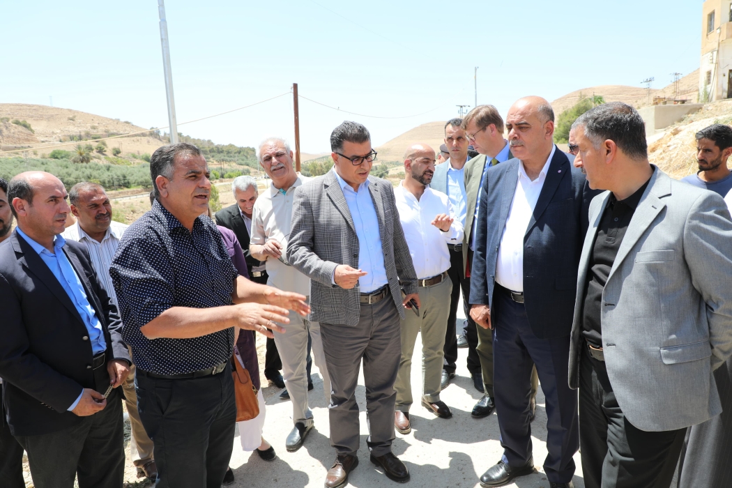 وزير الزراعة يفتتح عددًا من المشاريع بمحطة الوالة في مادبا
