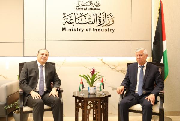 السفير الأردني في فلسطين يبحث مع وزير الصناعة تعزيز العلاقات الثنائية