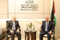 السفير الأردني في فلسطين يبحث مع وزير الصناعة تعزيز العلاقات الثنائية
