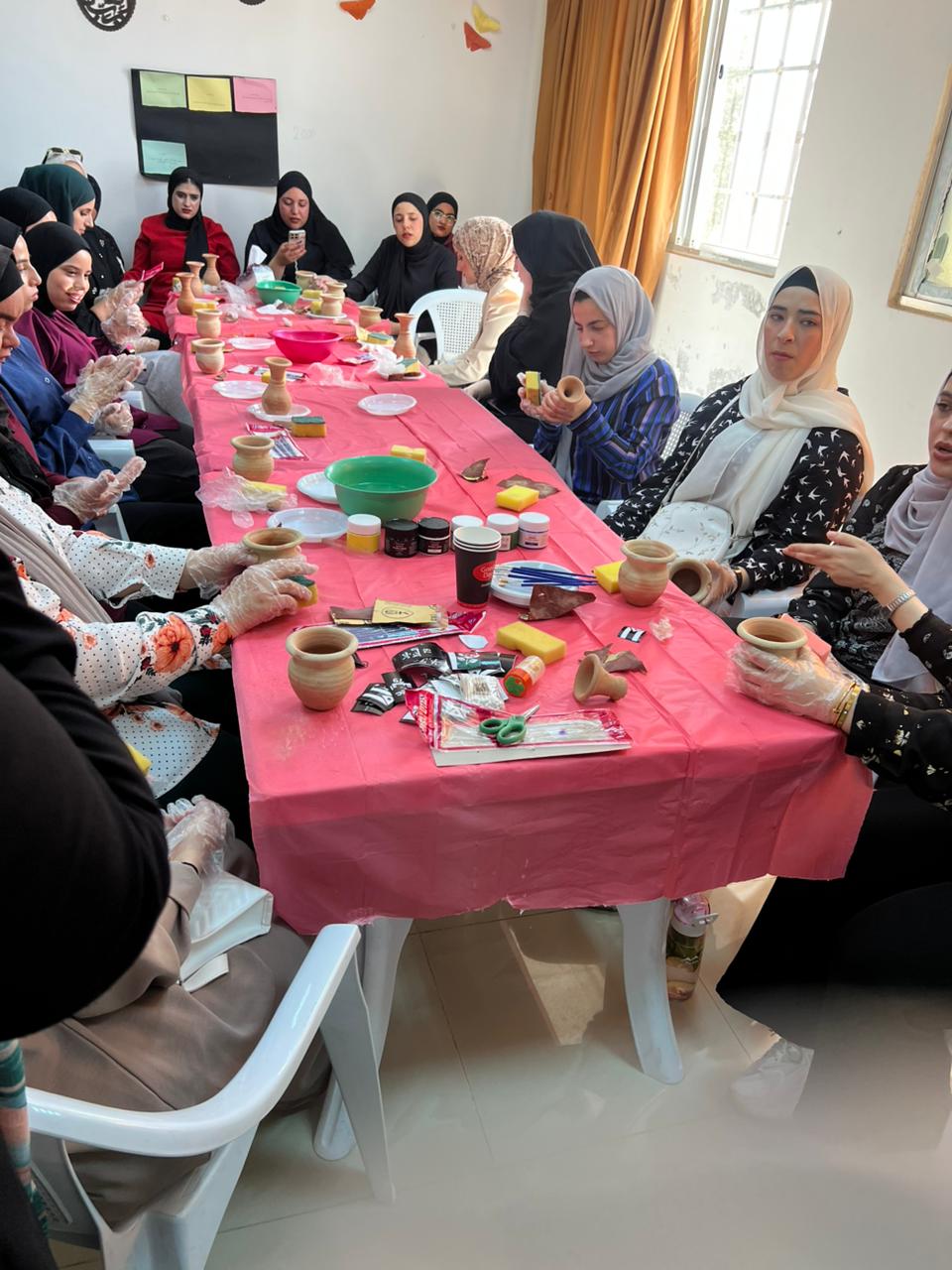 دورة الرسم على الفخار في مركز شابات المزار الشمالي