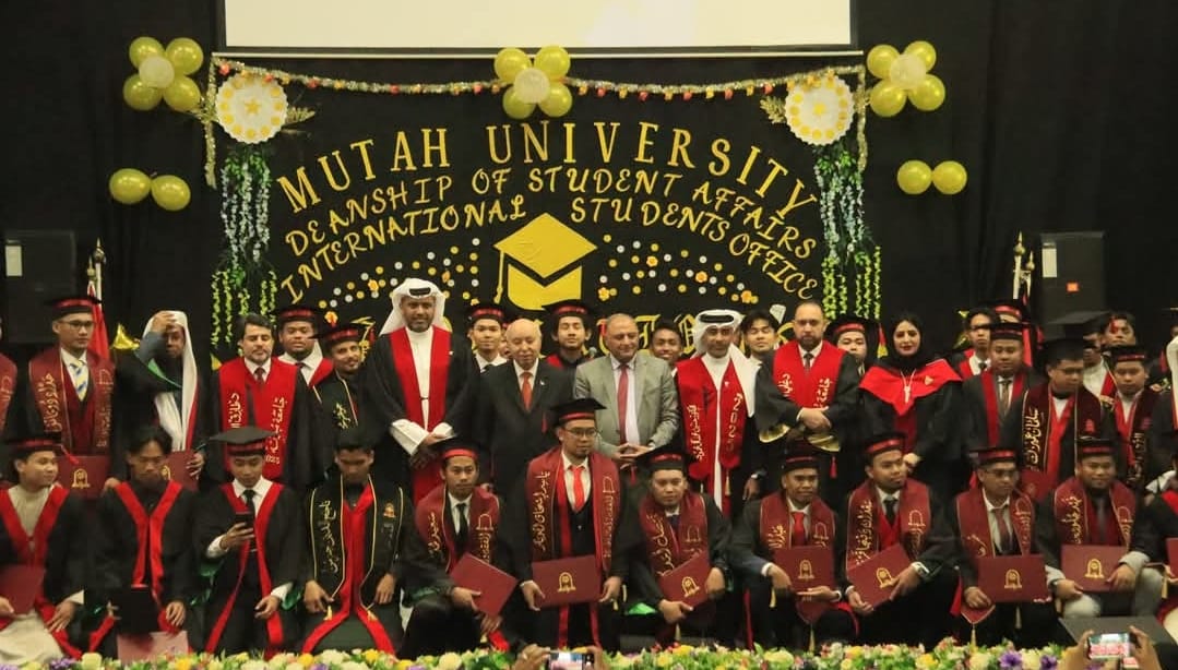 جامعة مؤتة تحتفي بتخريج كوكبة من الطلبة الوافدين .