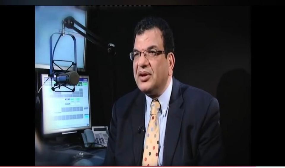 اعلامي وأكاديمي بريطاني عربي يوثق مسيرته مع الميكرفون طوال ٣٠ عاما