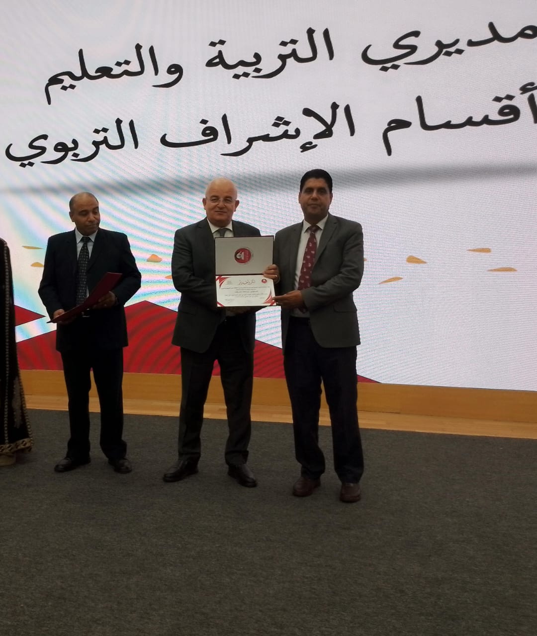 رئيس الجامعة الهاشمية يكرم مدير التربية والتعليم لمنطقة البادية الشمالية الشرقية