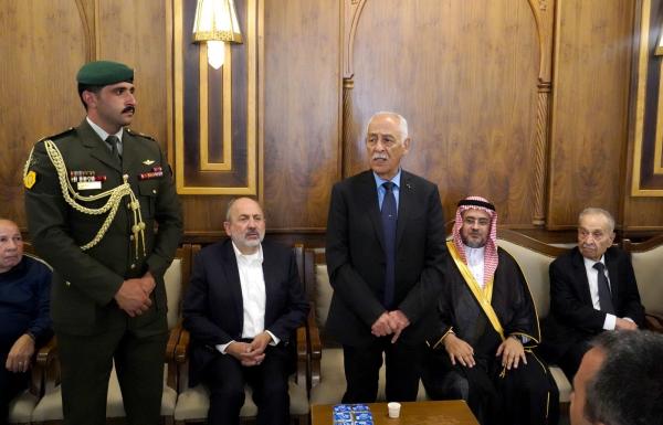 مندوبا عن الملك وولي العهد .. العيسوي يعزي آل خزنة كاتبي