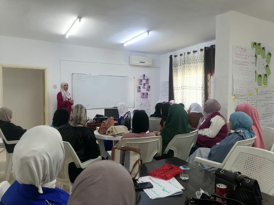 اختتام دورة تدريبية حول الخدمات الإلكترونية والتخزين السحابي في مركز شابات المزار الجنوبي