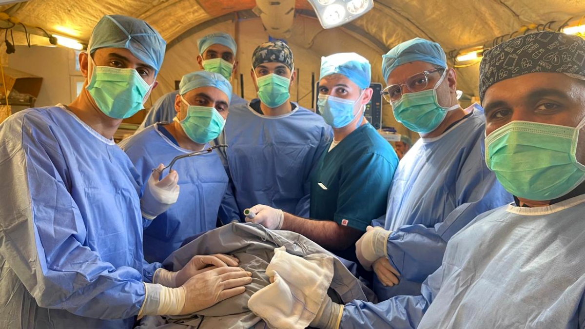 المستشفى الميداني الأردني جنوب غزة 6 يجري عملية جراحية لإنقاذ حياة طفل