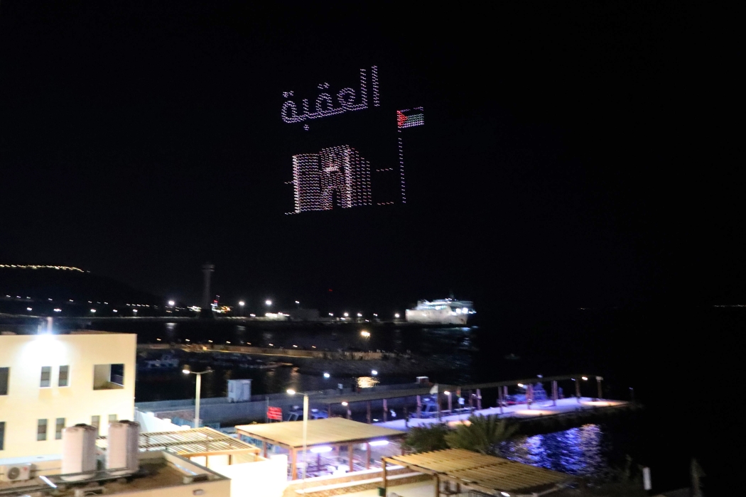 سماء العقبة تتألق بعروض ضوئية احتفاء بالجلوس الملكي ويوم الجيش وتأهل النشامى