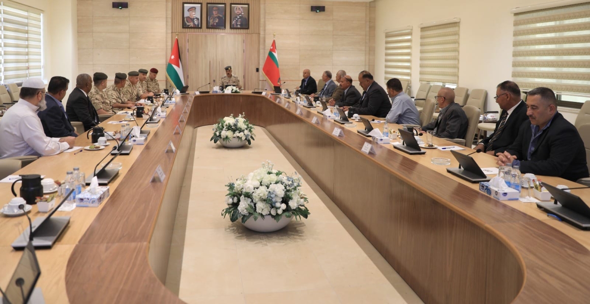 المساعد للإدارة والقوى البشرية يلتقي متقاعدي جنوب عمان العسكريين