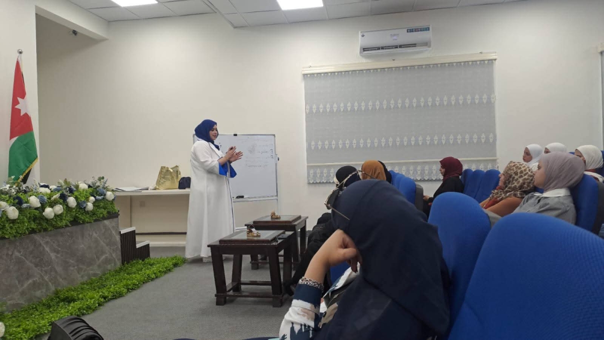 ثقافة المفرق تنفذ ورشة تدريبية بعنوان فن الرسم بالحناء في بلدية منشية بني حسن (صور )