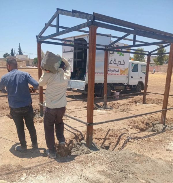 بلدية غرب إربد تنفذ حملات نظافة وتركيب مظلات في عدد من المناطق