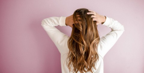 أخطاء شائعة أثناء تصفيف الشعر تدمّره من حيث لا تعلمين… هكذا تحمينه وتحافظين على صحته