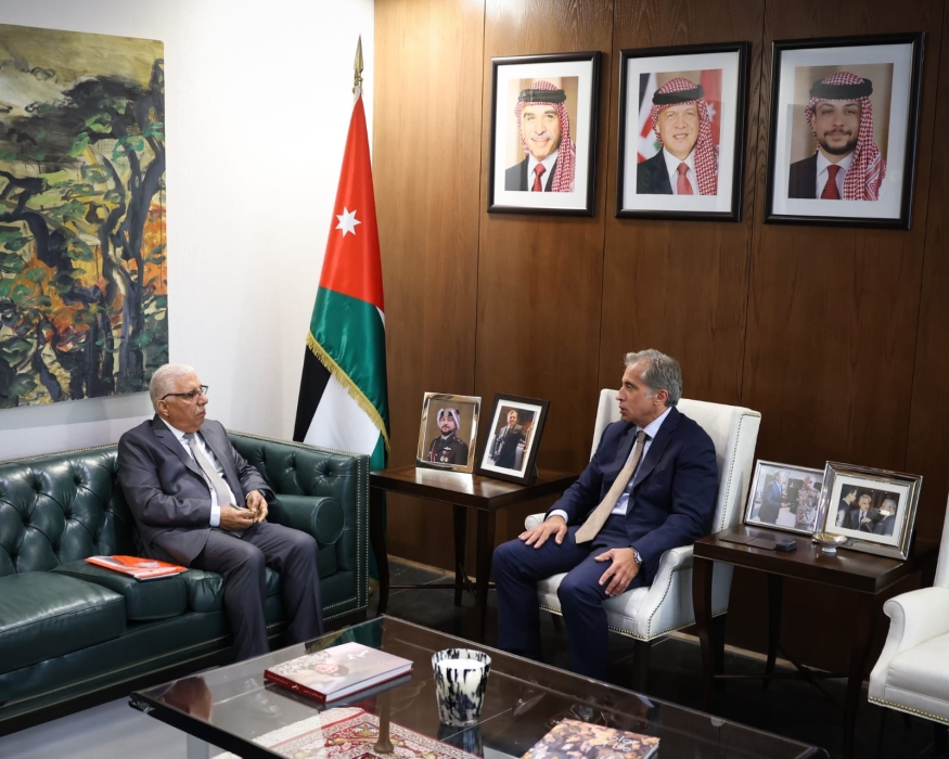 رئيس الوزراء يلتقي رئيسيّ مجلسيّ إدارتيّ التلفزيون ووكالة الأنباء الأردنيَّة