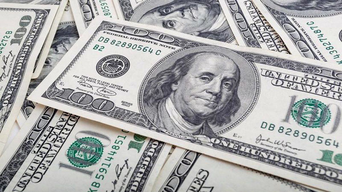 الدولار ينخفض إلى أدنى مستوياته منذ سنوات