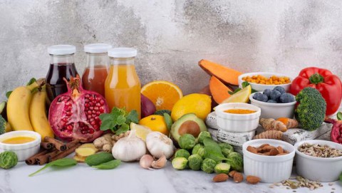 6 أطعمة ومشروبات طبيعية لتعزيز صحة الأمعاء وطرد السموم