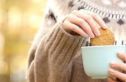 هل تغمس البسكويت في الشاي كل صباح؟ هذا ما قد يفعله بجسدك