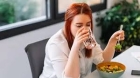 هل يزيد شرب المياه أثناء تناول الطعام الوزن حقا؟ الخبراء يجيبون