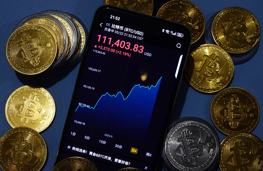 طيران الإمارات تخطط لقبول العملات المشفرة وسيلة لدفع تذاكرها