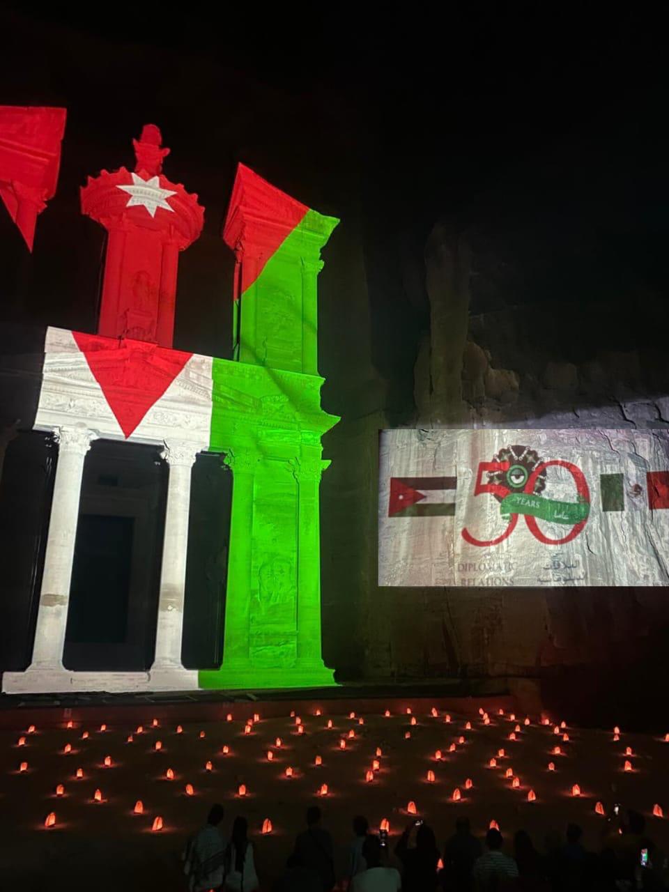 البترا تحتفي باليوبيل الذهبي للعلاقات الأردنية المكسيكية بإضاءة الخزنة بألوان العلم المكسيكي .