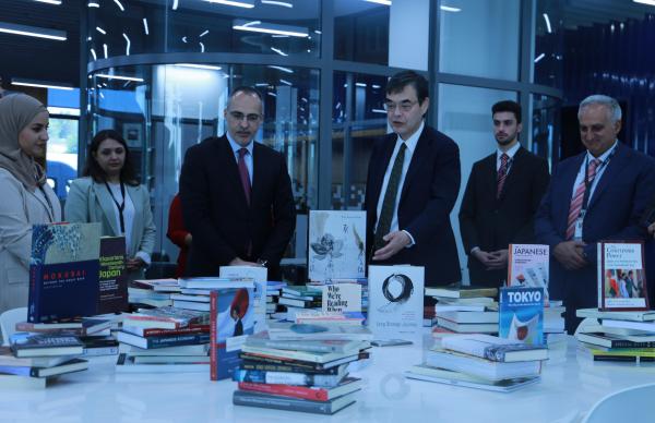 مشروع اقرأ اليابان يسلم كتبا لجامعة الحسين التقنية