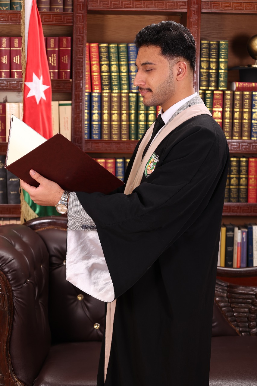الملازم هاشم الكعابنه يهنئ الرلئد عدنان الجبور بتخرج نجله صهيب من جامعة البلقاء التطبيقية