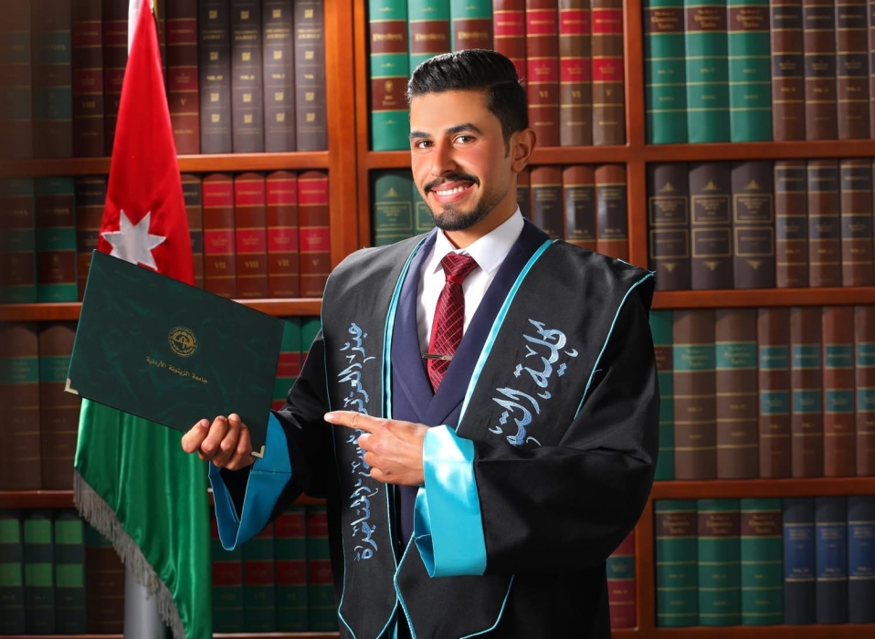 محمد الكعابنه وعائلته يهنئون موسى الكعابنه وعائلته بتخرج نجله عبد العزيز من جامعة الزيتونه