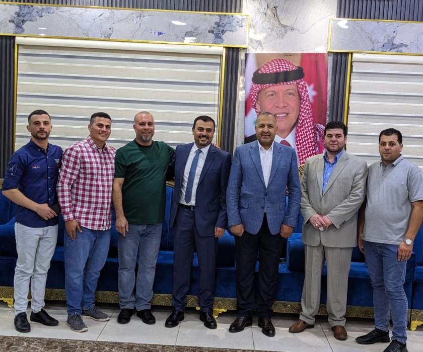 ابناء المرحوم محمود سرور الزعبي يقيمون مأدبة عشاء مهنئين أخيهم الدكتور المهند عمادالزعبي بحصوله على الدكتوراه وعودته الى أرض الوطن