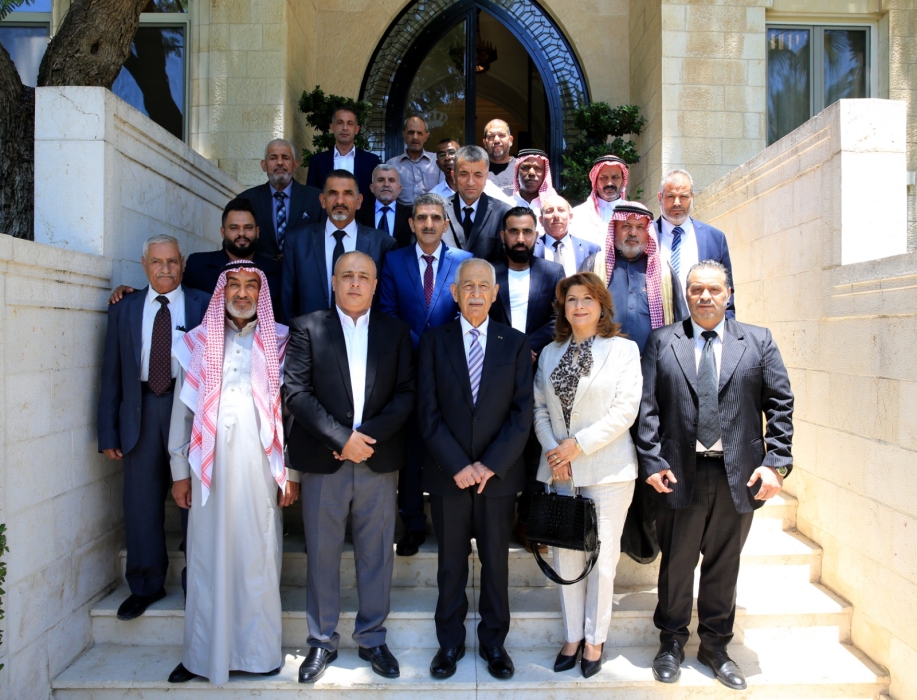 رئيس الديوان الملكي يلتقي وفدًا من أبناء محافظة الزرقاء*