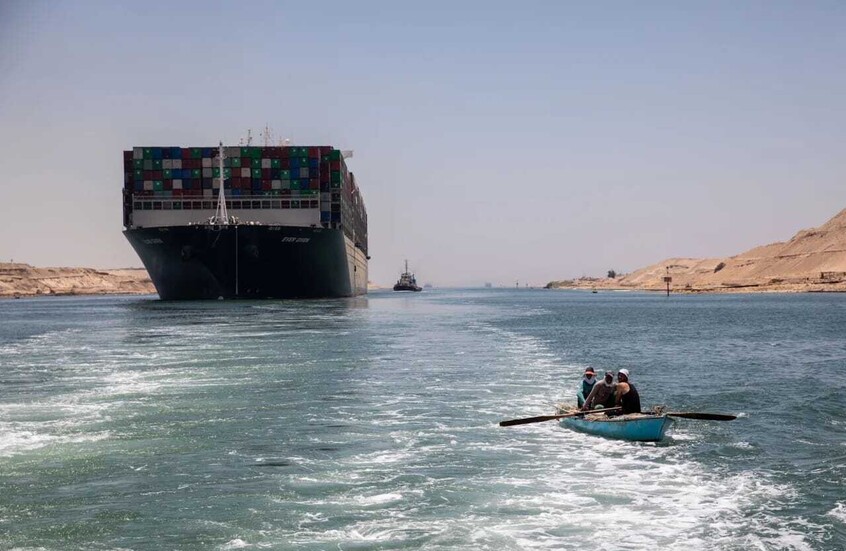 مصر.. تراجع حاد في إيرادات قناة السويس وقفزة في تحويلات المصريين بالخارج وإيرادات السياحة