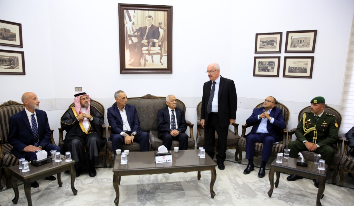مندوبا عن الملك وولي العهد... العيسوي يعزي آل سليمان