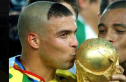 أغرب قصة شعر في تاريخ كأس العالم.. كيف خدع رونالدو العالم وحقق المستحيل في مونديال 2002؟