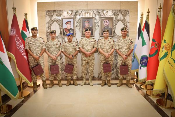 مندوباً عن الملك .. ر ئيس هيئة الأركان يُكرّم ضباطا بهدايا ملكية