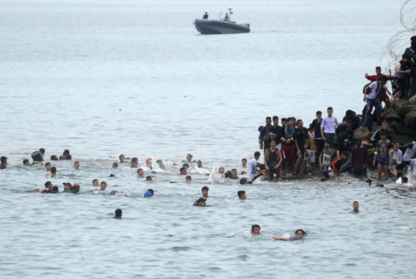 54 طفلًا يسبحون من المغرب إلى سبتة الخاضعة لسيطرة إسبانيا