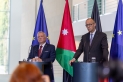 الملك يدعو من برلين لاتخاذ موقف دولي فوري وموحد لوقف الانتشار المقلق للمجاعة والمعاناة بين المدنيين بغزة
