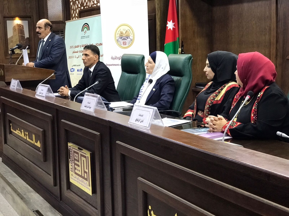اتحاد الكتاب يقيم  أمسية نثرية فارساتها الزعبي والمفتي ودراغمة في فعاليات جرش39  اللجنة الإعلامية لمهرجان جرش  ضمن فعاليات مهرجان جرش للثقافة والفنون بدروته التاسعة والثلاثون، أقيمت ندوة النثر، بمشاركة أديبات وكاتبات  اتحاد الكتاب والأدباء الاردنيين وهن ؛ حياة دراغمة، زحل المفتي، وأمل الزعبي، فيما ادار الندوة الكاتب ممدوح غليلات. في مداخلتها قرأت الأديبة الزعبي من نص نثري بعنوان شروق غزة قالت فيه؛ جاء اليوم الموعود للتكريم، فأحضر أحمد والده ووالدته معه بالسيارة وأحضرت شروق الطفلين أدهم وغزة والفتاة وحملتهم معها في سيارتها. كانت شروق قد دعت عمها أخ والدها وزوجته لحضور تكريم أسرتها. دخل الجميع إلى الصالة كانت كبيرة وجميلة جدا وكل شيء فيها منظم بطريقة ملفتة للانتباه، جلس الضيوف في المقاعد التي كانت مرتبة على شكل أدراج فارغة بالصفوف الخلفية. أما جلوس المكرمين فكان في مقاعد أمامية تختلف عن مقاعد الحضور، فوجدت اسمها مكتوبا على أحد المقاعد الأمامية والمقعد الذي قربها كان مدون عليه اسم زوجها، فجلس كل واحد منهما على مقعده وبعد ربع ساعة بدأ الاحتفال.. بدأ الضابط بالحديث عن غزة ومعاناتها في حرب 7 أكتوبر، وعن الصمود الذي صمدته بعون أهلها ورجالها والمجاهدون الذين أبلوا بلاء حسنا في تلك الآونة. ثم أخبروا أن كثيرا من الأسر ماتت تحت الأنقاض، ولم تُستخرج أجسادهم الطاهرة من تحت الركام، ولم يتم وضعهم في قبور كبقية الموتى فلم يحصلوا على أقل حق من حقوقهم في الحياة.. قبور تؤويهم، ولأنهم لم يأخذوا هذا الحق فقد تقرر عمل صرح يضم لوحات شرف تكريمية محفور عليها أسماء الشهداء، في نصب تذكارية لهم لعدم وجود ضريح يحوي هؤلاء الشهداء في أي مكان. وتحدث الضابط عن حرب غزة وعما خلفته من المآسي على الشعب الفلسطيني بشكل عام والغزاوي بشكل خاص. أما الأديبة حياة دراغمة فقد قرأت من نصوص نثرية ومنها قرأت :  احتضنَ ماظلَّ مِنَ الحنين لقيماتُ دفءٍ تذوبُ بينَ ذراعي وسطَ ركامِ الأيامِ أشرعت للريحِ خطواتي فأسقطها التصحرُ ظَمأى فغدت ياسمينةً تئنُّ فوقَ أصابعي اخبأها بينَ أضلعي كأنها مأتمٌ صامتة سرقت لياليها ضباعُ الإنسِ ركضتُ بعيداً بخوفٍ خفيف ودَّعتُ ثِقلَ الهمومِ التي كانت تأسرني انتظرتُ شامخة أغمضَ الياسمينُ عيونَه وضحكتُ فأضاءَ عتمَ زقاقي قمرٌ عاشق أهداني دفءَ البداياتِ تُرى.. من كُمِّ الصوتِ ؟؟ أما الأديبة المفتي فقد قرأت من نص نثري بعنوان رسالة حمقاء قالت فيه؛ سيدي العزيز .. أكتب لك خطابي هذا ، بعد تردد .. وشيء من الحياء ترى ... هل كتبت لك قبل امرأة حمقاء لا تسأل عن اسمي .. فكل الأسماء سواء سيدي ، اعذرني على لهفتي .. فأنا أختي مصادرة الرسائل المساء أخاف أن أبوح عما في نفسي .. وأن فجأة .. قد تخترق الأرض والسماء تقتل المرأة إن أحبت .. وتصادر أحلامها .. إن باحت بما لديها من أشياء فالرجل الشرقي لا يهتم بالنثر أو الشعور إنما بعدد ما يعرف من بنات حواء الحب على المرأة عار .. أما الرجل . وفي ختام ندوة النثر قدم رئيس الاتحاد عليان العدوان الشهادات التقديرية للأديبات المشاركات في نشاطات وفعاليات مهرجان جرش الحالي.