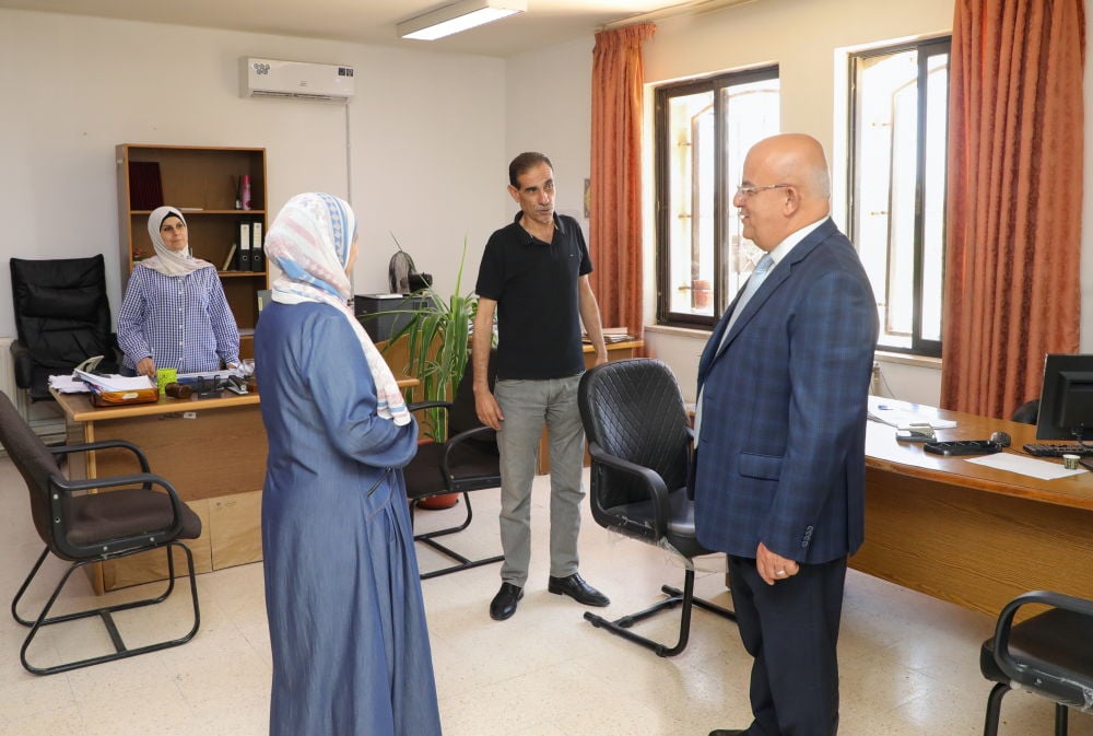 رئيس الجامعة الهاشمية يتفقد استعدادات وحدة القبول والتسجيل لاستقبال الطلبة الجدد