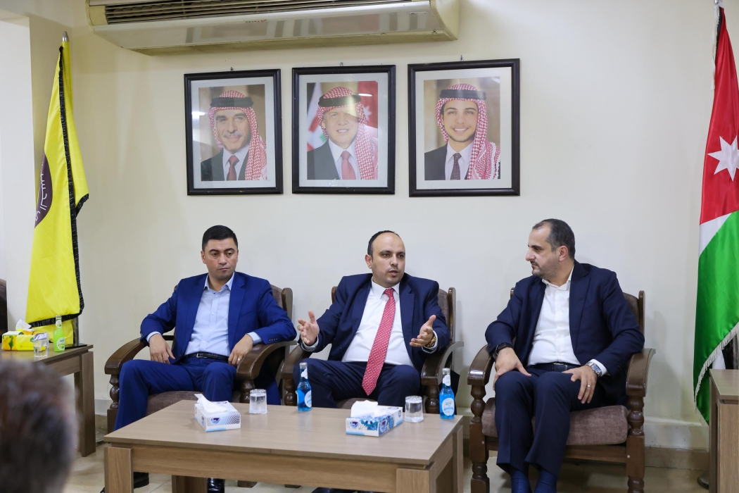 وزير الشباب يزور نادي الحسين مهنئا بفوزه بكأس السوبر