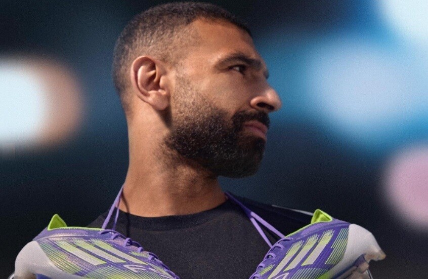 محمد صلاح يستعرض حذاءه الجديد.. يحمل اسمه وعلم مصر