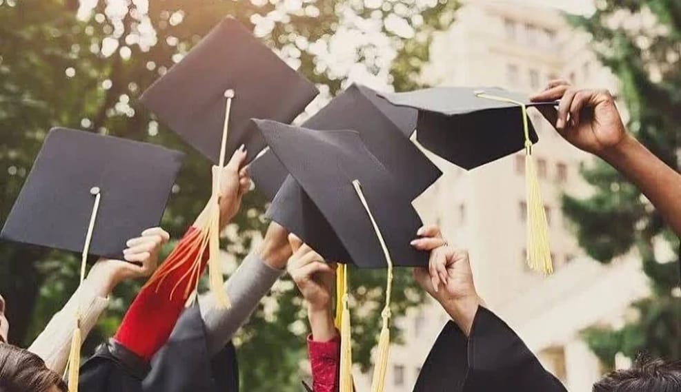 تهنئة بمناسبة النجاح بالتوجيهي للطالبة آمنه عبد الرزاق محمد الرملة بني خالد