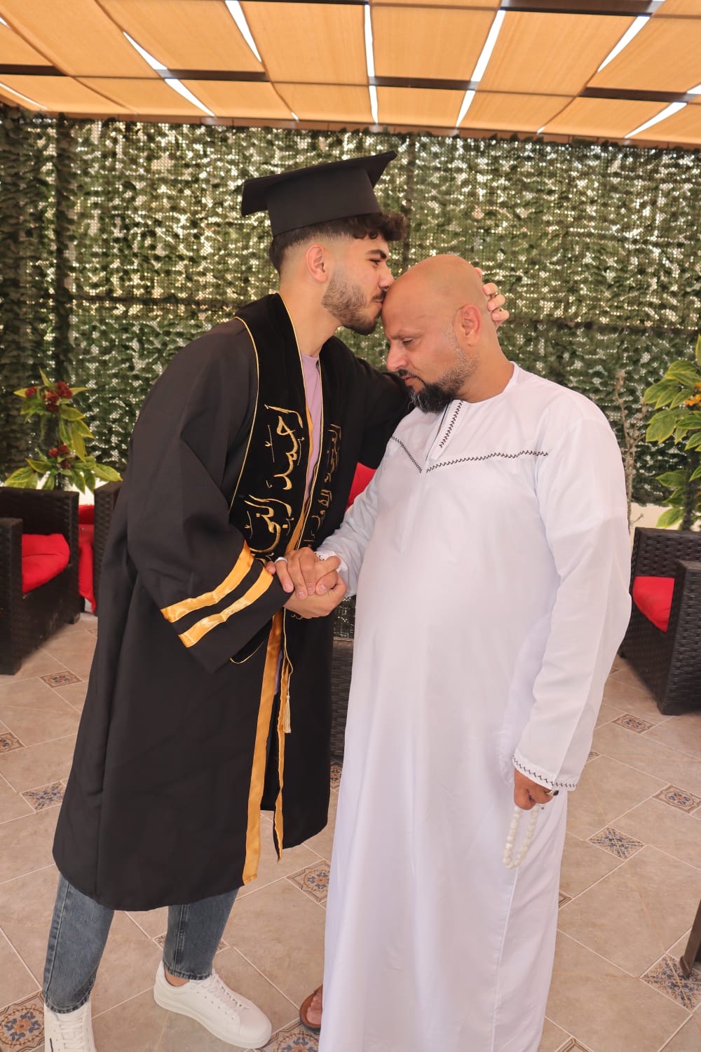 الحاج خميس النجار يستقبل المهنئين بنجاح إبنته وإبنه أحمد في الثانوية العامة