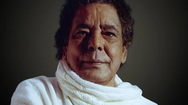 مشاكل بالكلى والكبد .. نقل الفنان محمد منير إلى المستشفى