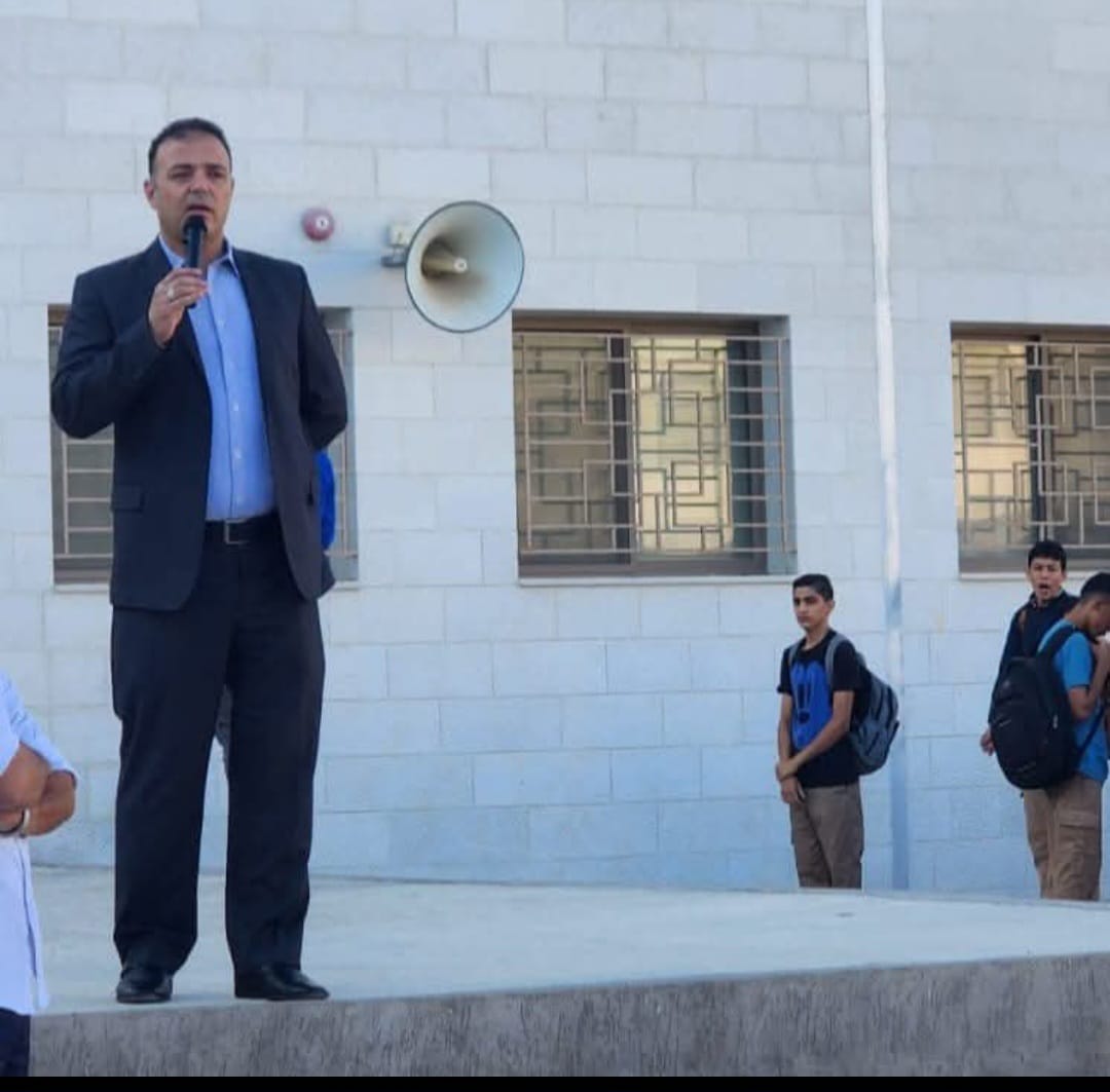 مدير المدرسة الأردنية الكورية الصناعية يهنئ طلابه على تفوقهم بالثانوية العامة