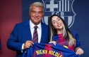 لماذا كرم برشلونة صاحبة قبلة لامين جمال؟