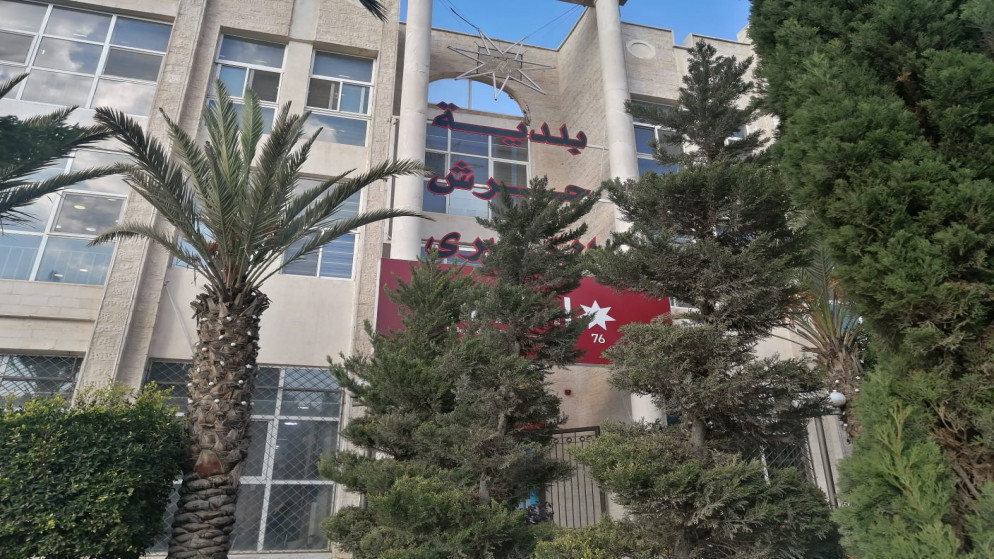 بلدية جرش الكبرى تزيل عمارة آيلة للسقوط